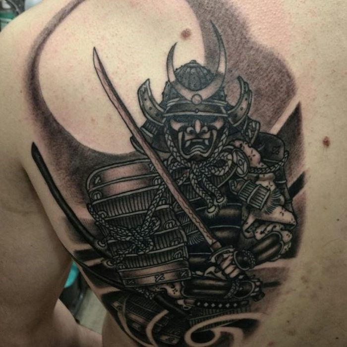 tatuering i svart och grått, katana, samurai svärd, tillbaka, tillbaka tatuering