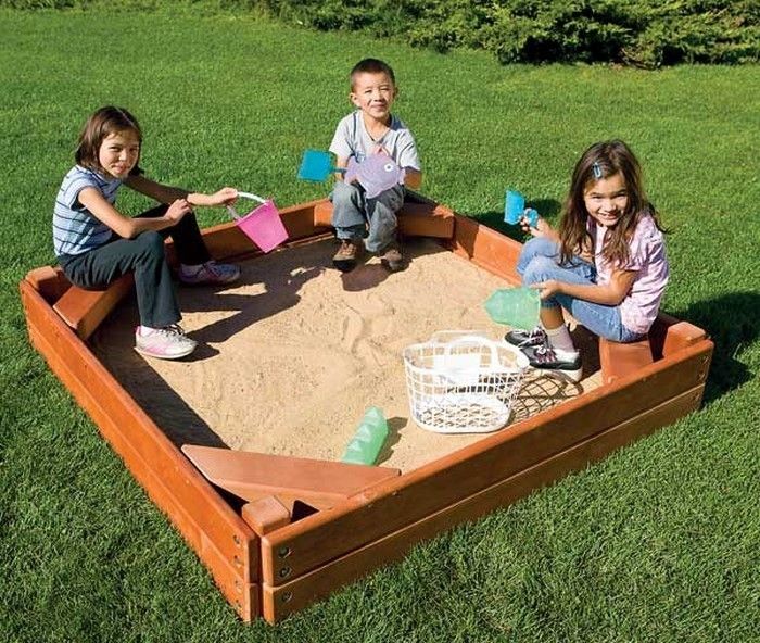 sandbox-lastno izgradnjo tri otroke, v peskovniku