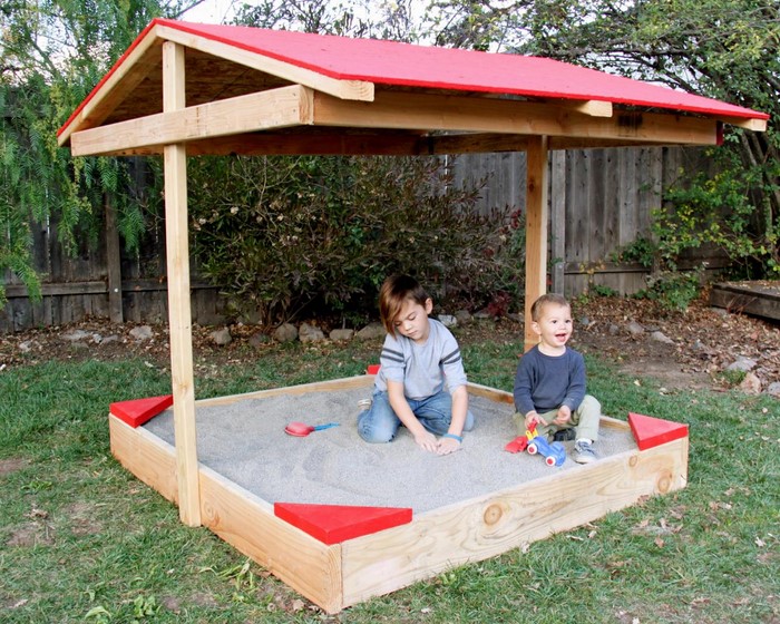sandbox-lastno-build-a-potonil gumbe-s-streho-in-otrok
