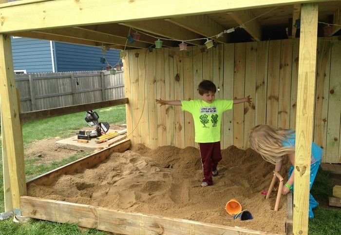 sandbox-lastno-graditi-dva-otroci-igra-v-zaprto peskovniku