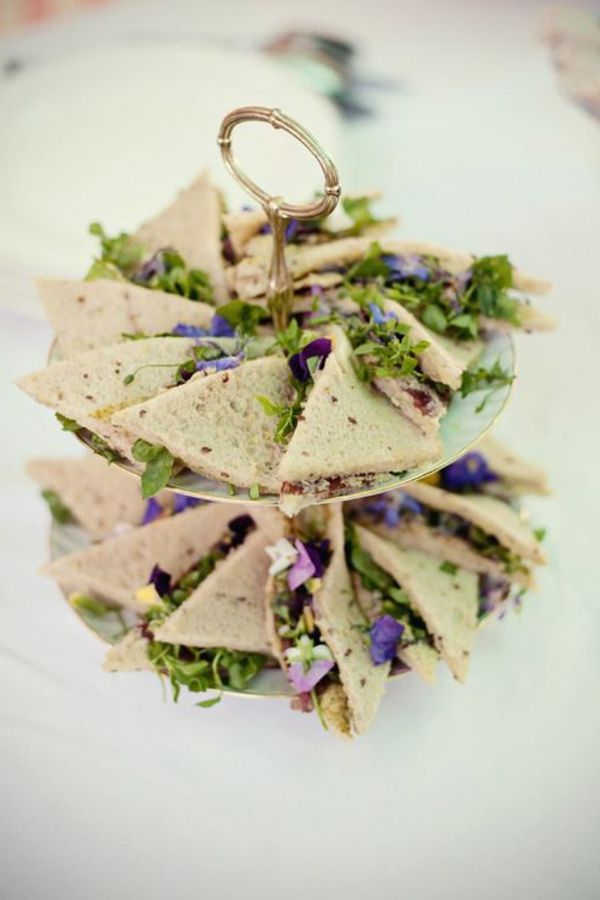 sanduíches-com-verde-salada-e-flores