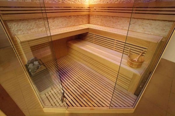 sauna-med-glass front-of-wood