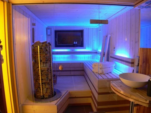 Sauna s sklo, predné a modrým svetlom