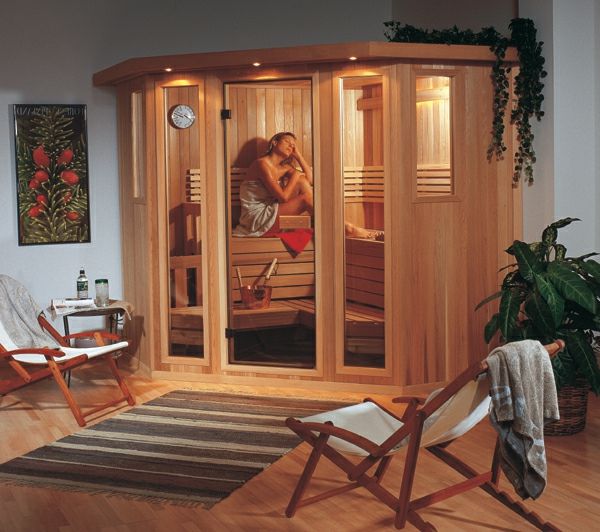 sauna-s-sklo predné dve lehátka vedľa nej