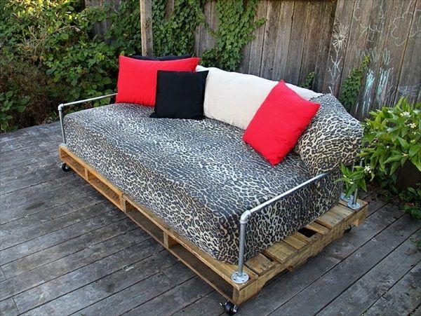 gražiai atrodantys sofos-paletės - įdomi mesti pagalvė