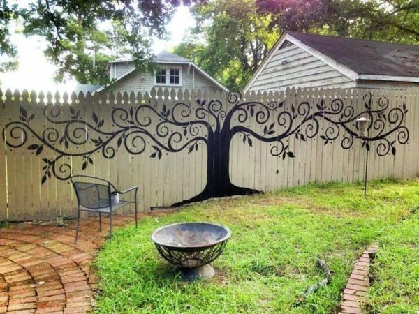 vackert inredda-fence-med-en-målat träd