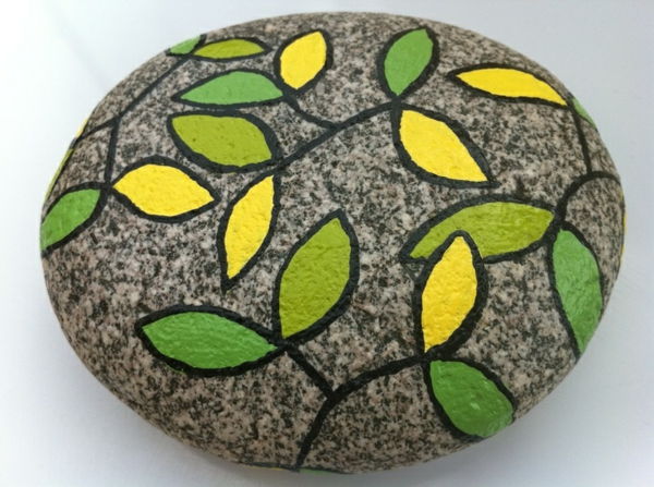 gražiai dekoruota akmens-su žalia ir geltona-Idee