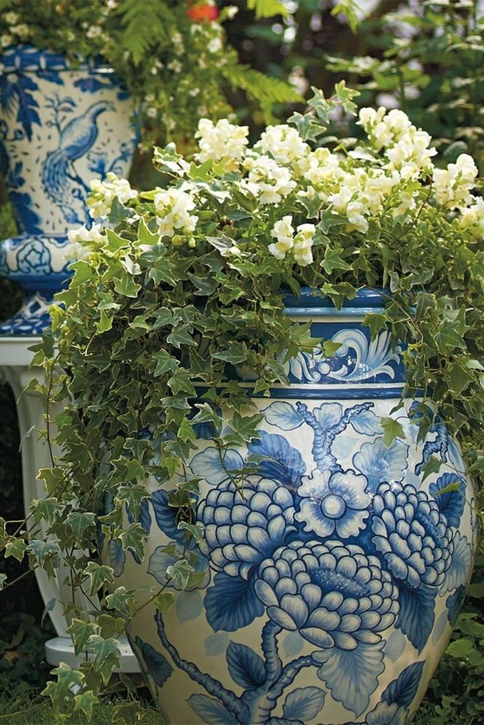 lepi cvetlični lončki, bele in modre rože keramični vrt