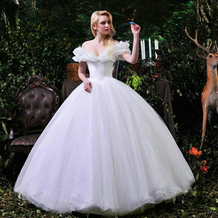 Bella sposa vestita-come-la-mitica figura di-fratelli Grimm