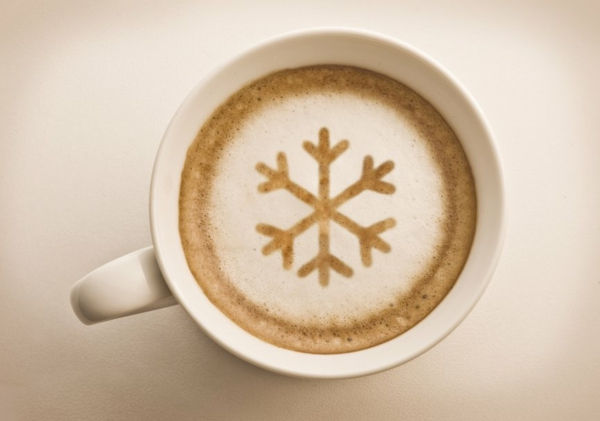 Decor frumos de fulg de zăpadă spumă de cafea