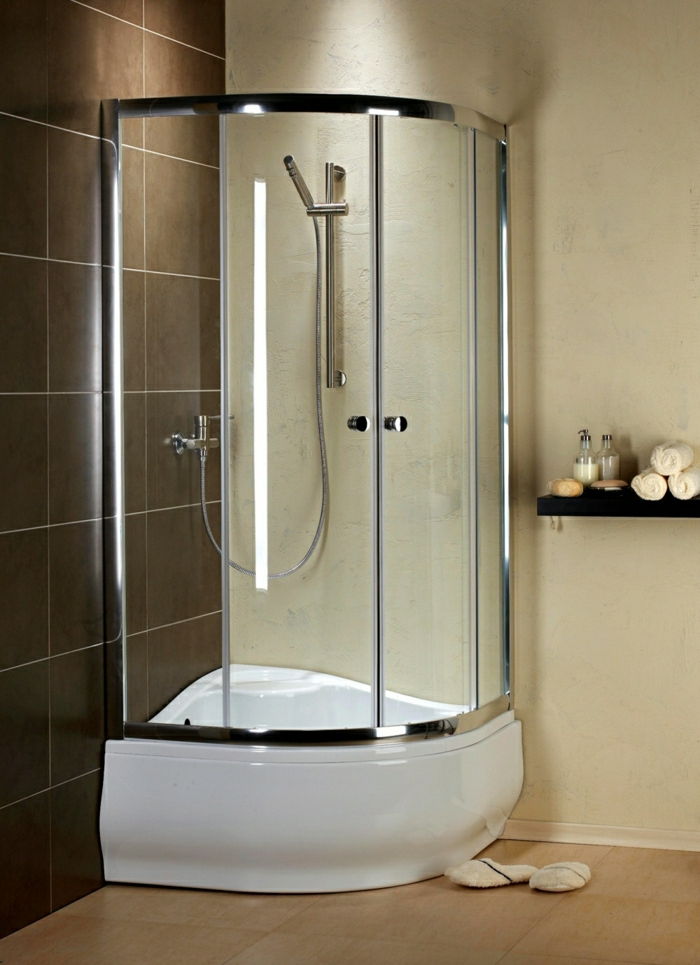 agradável cabine de duche e telha marrom-bege elegante parede toalhas pedras cosméticos