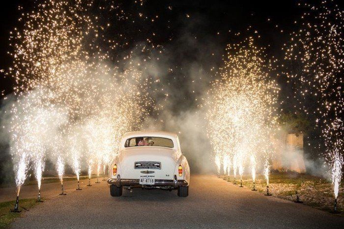 gražus vestuvių nuotraukos idėjos nuotaka ir jaunikis kelionės-su-retro-automobiliu nuo