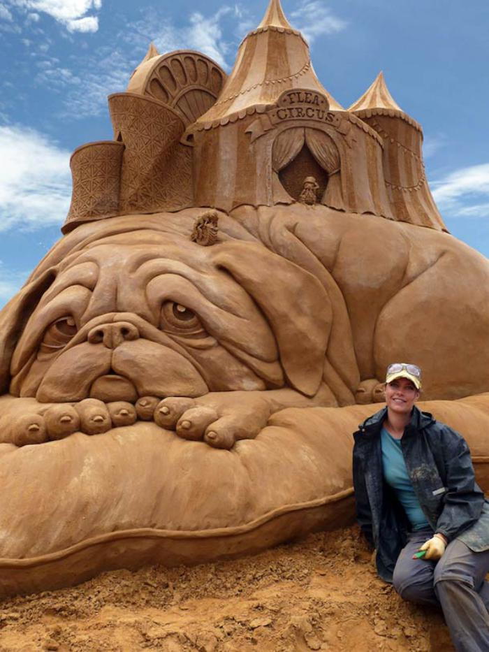 vakre sand skulptur av Circus liggende-on-big-dog