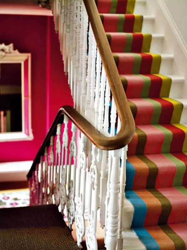 Wnętrze piękne schody dywanowe-wielu kolorach