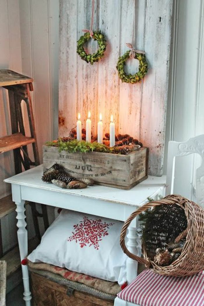 vacker juldekoration kransar kasse ljus korgsträngar skandinavisk stil rustik landstil