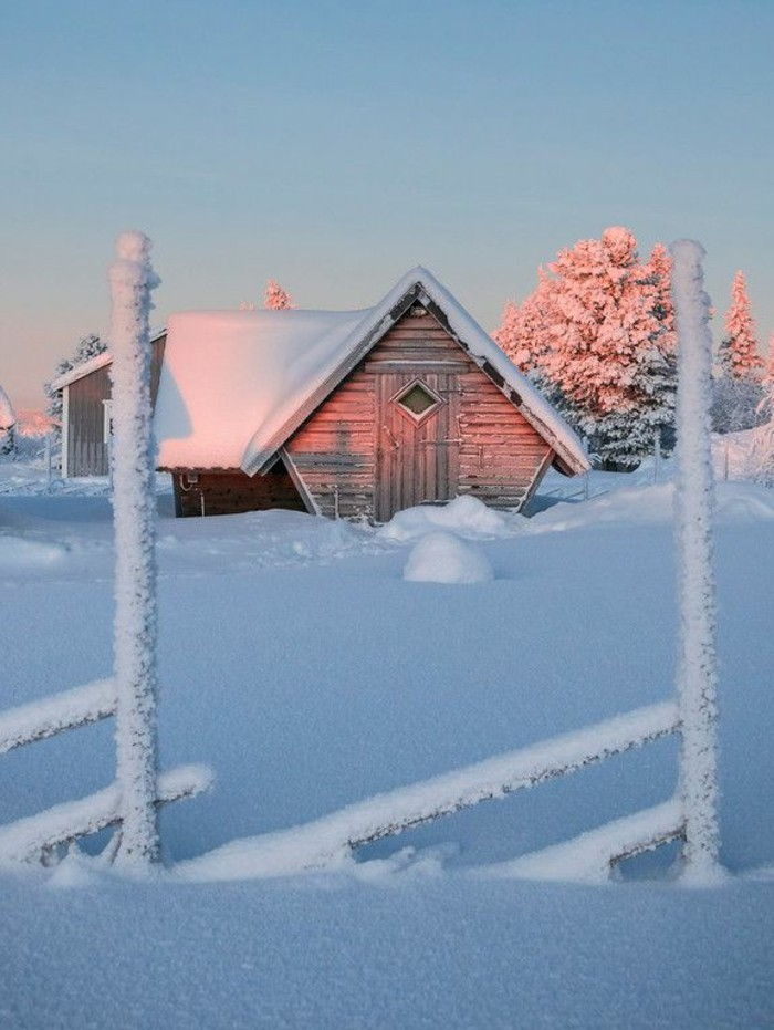 bela retratos do inverno Cottage na imagem romântica de neve