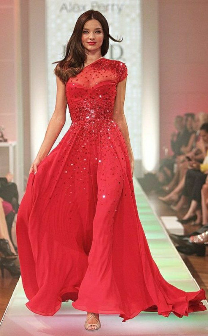 krásne večerné šaty-for-ročnú-model v červenej farbe