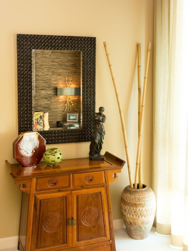 piękna bambusowa ozdoba w ścianie korytarza w kolorze beżowym