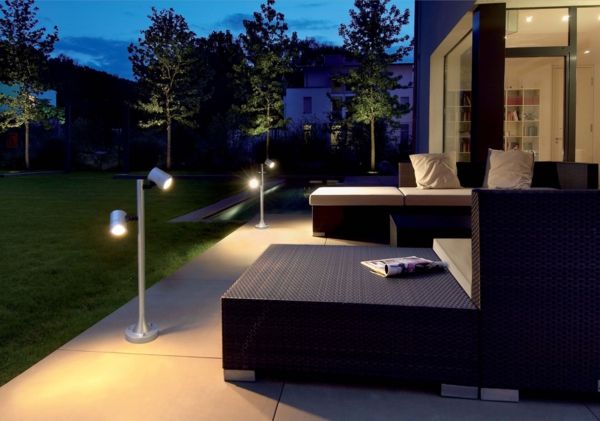 mooi-lighting-in-tuin-exterieur-design-ideeën-lounge meubilair-tuinlamp