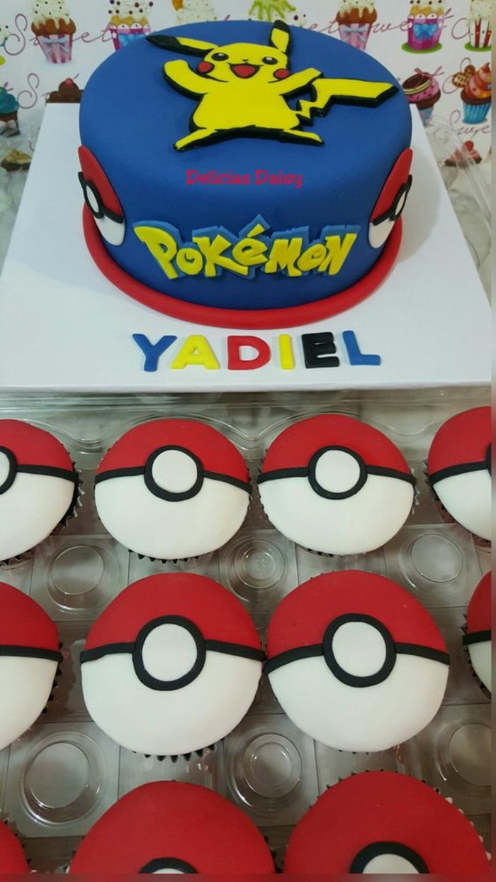 Aqui está uma idéia para bolos de pokemon vermelho que parecem pokebolas vermelhas, e uma torta de pokemon azul com um pikachu de essência de pokemon amarelo