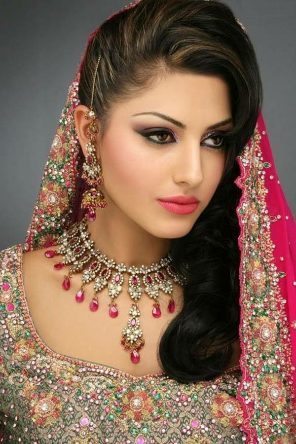 colar linda-noiva-com-elegante-árabe-penteado-interessante
