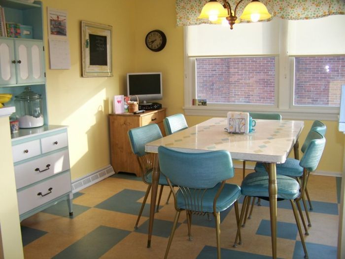vakker-spisebord-i-en-liten-kjøkken