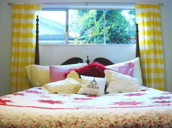 lepo okno-design-v-spalnico-metanje blazino na posteljo