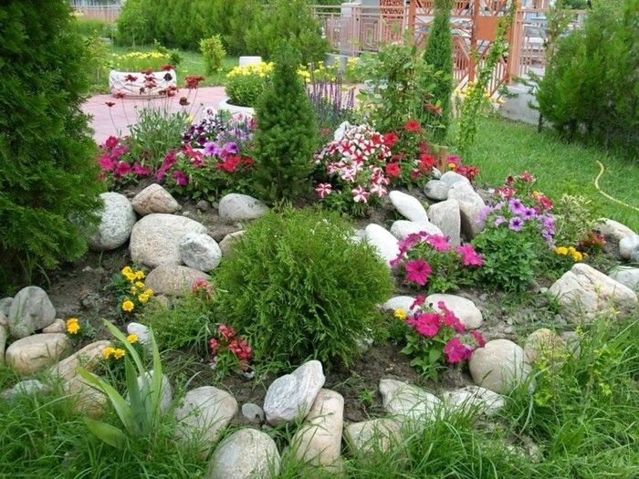 lepe-vrtovi-Alpineum-rumeno-rastlinski-flowerbed-drevesa