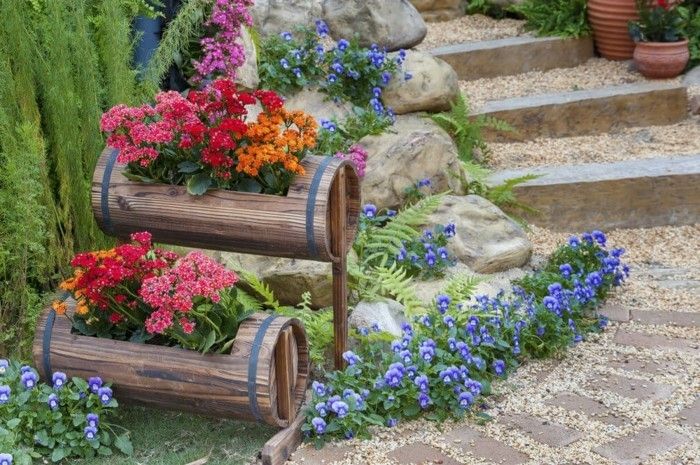 piękne ogrody-examples-kwiaty-in-pot-drewno ogrodowe schody-fioletowy