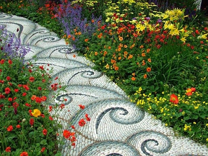 lepe-vrtovi-z-Steinweg-deco-z-kamni pisanim cvetjem
