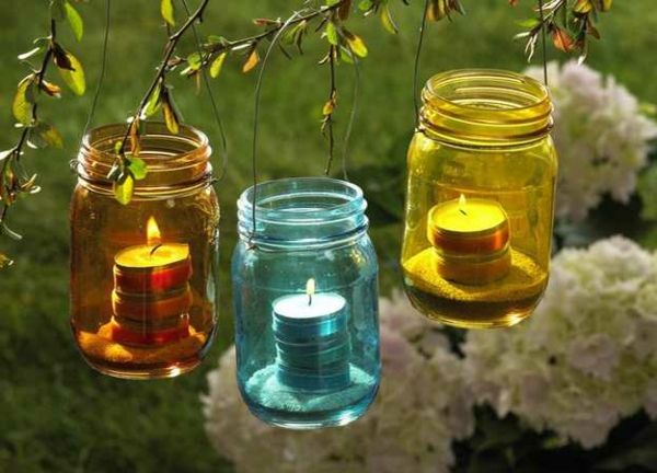 vacker trädgård-idéer-ljus-i-glas-olika färger