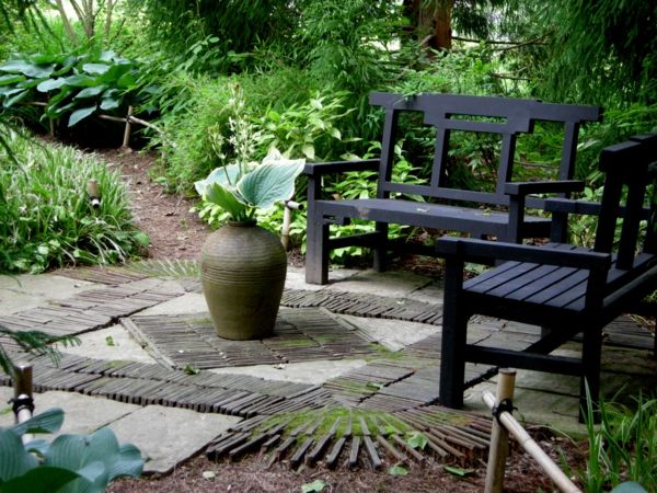 graži-pavėsinė-gražus sodas-dizainas-sodo idėjos medienos suoliukas-juodai-sodas