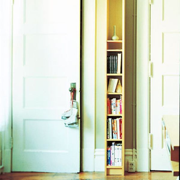 frumos-design-rafturi înguste - lângă o ușă albă