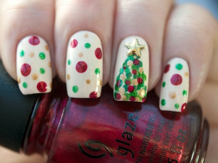 Idei grozavă pentru unghiile de Crăciun, puncte colorate și pomul de Crăciun pe un fundal alb, unghii de design pentru re-styling