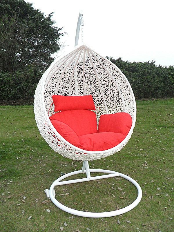 Cool idé-korg hängande stol-on-the-grass
