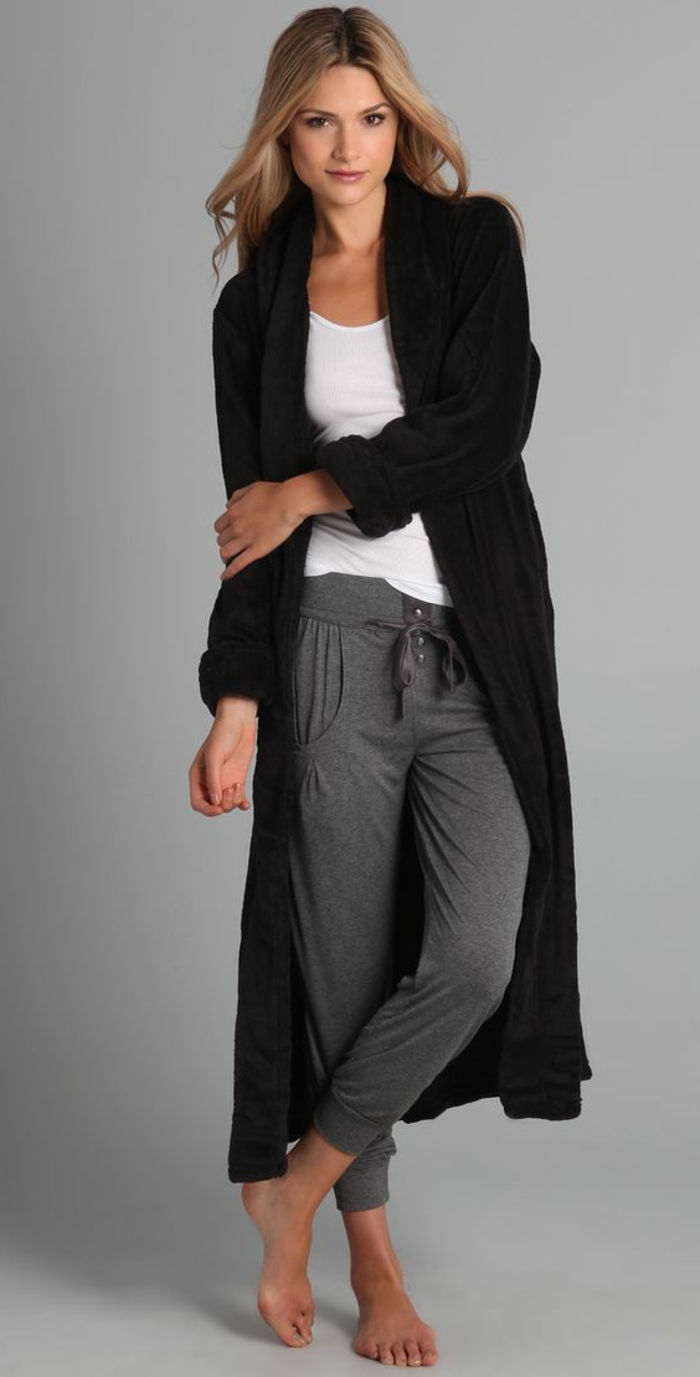 Outfit med svettbyxor grå och lång svart jacka