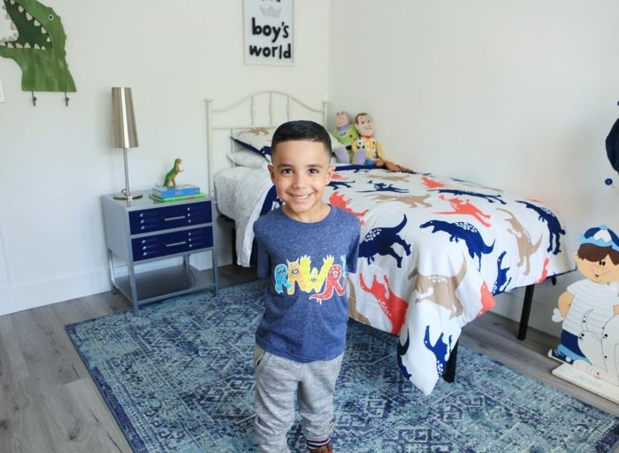 usporiadanie detskej izby šťastné dieťa vo vlastnej izbe dinosaur dekorácie obľúbená hračka