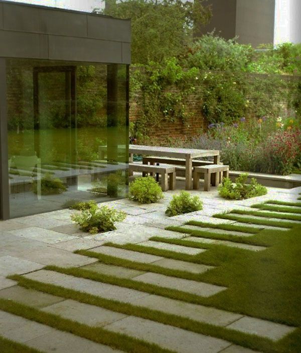 groene ruimte en ontspanningshoek in de tuin voor een luxe huis met glazen wanden