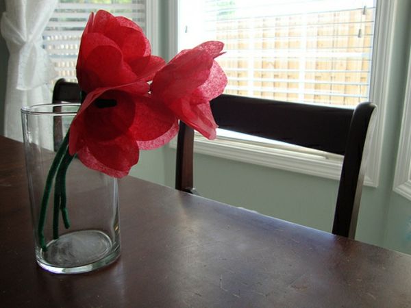 krásny-ružový-tulip-self-made - na drevený stôl