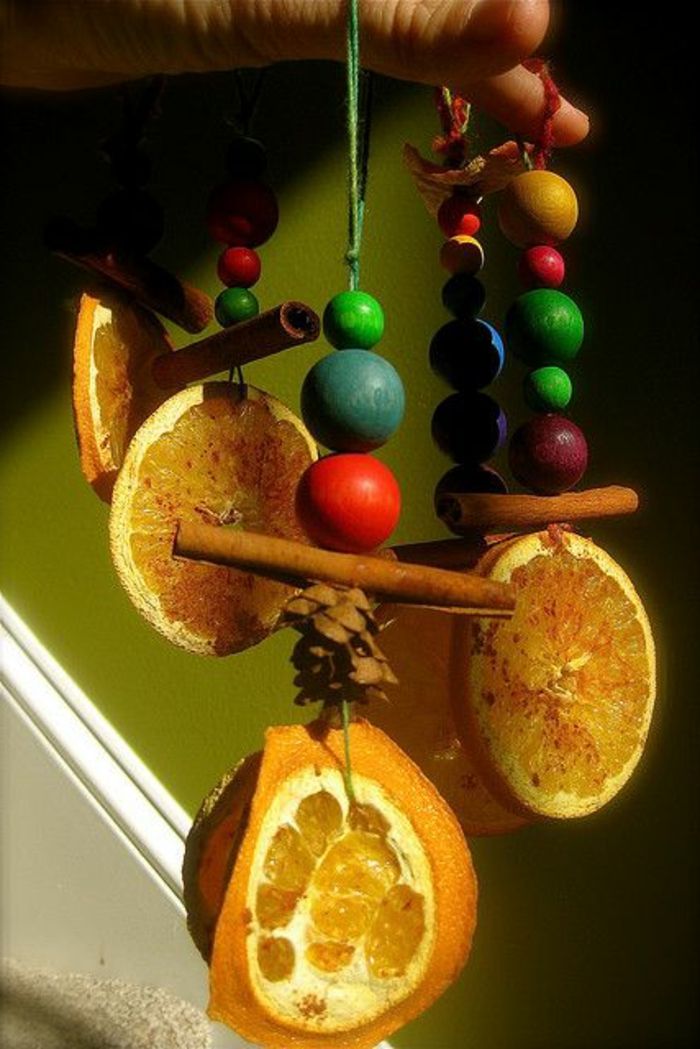 Krásne Sladké dekorácie plátky pomaranča a škorice drevené guličky