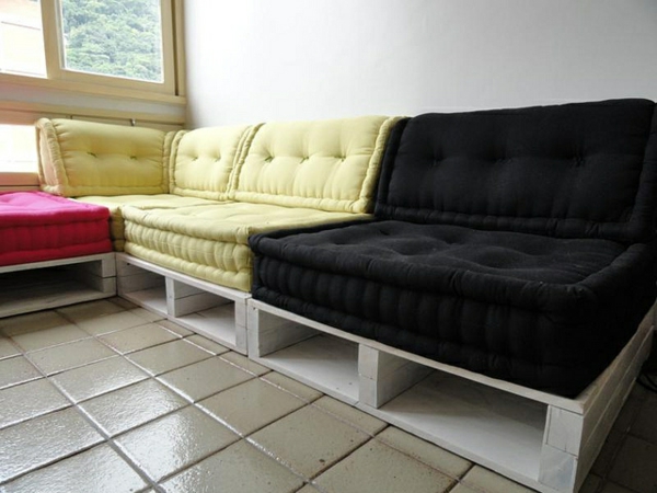 gražios sofos-paletės - kambarys su langu