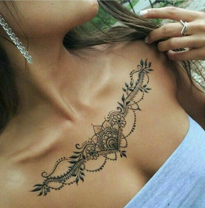 tatuaj șabloane femei frumoase pictura în loc de lanț purta lung cercei coafura păr lung
