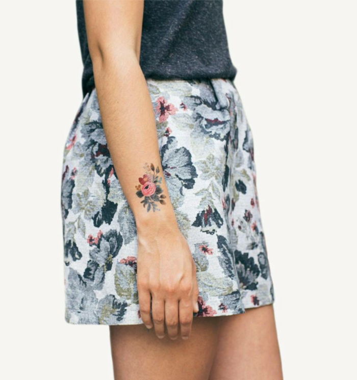 tatovering maler kvinner fargerik liten tatovering på armen tatovering utskrift som skjørt kort skjørt med stirt