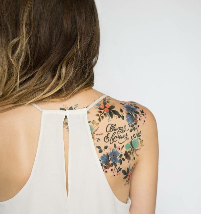 tatuiruotė šablonai moterys gražus spalvingas tatuiruotė ant moters peties ilgai plaukai balta viršuje