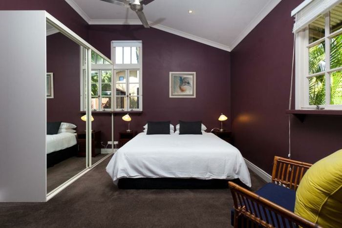 frumos perete de culoare-vânătă-alb-pat într-un dormitor