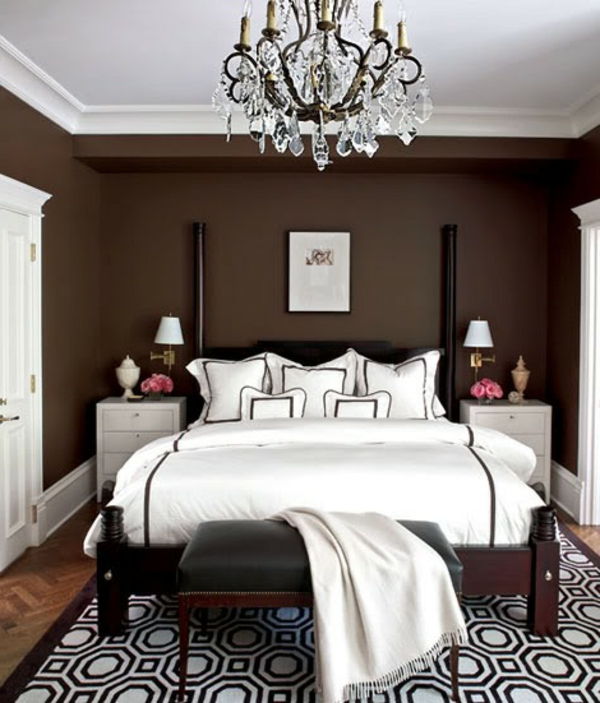 vacker-vägg-färg-brun-nyanser-elegant ljuskrona och en svart pall