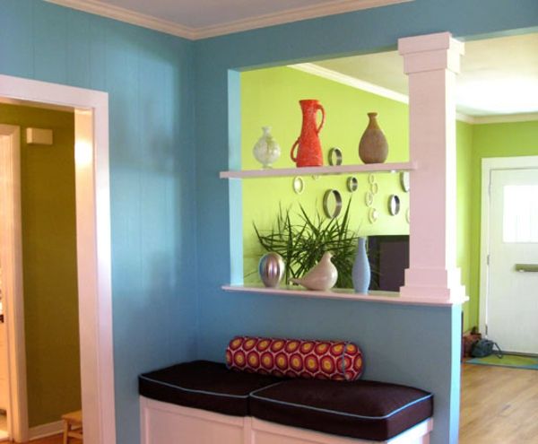 parede-cor-de-corredor-bonito-com-paredes-azuis, prateleiras com vasos