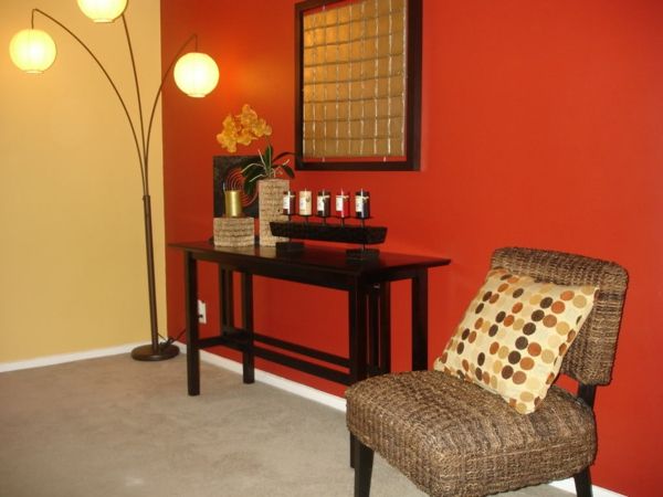 bela parede laranja no corredor com uma cadeira e um travesseiro