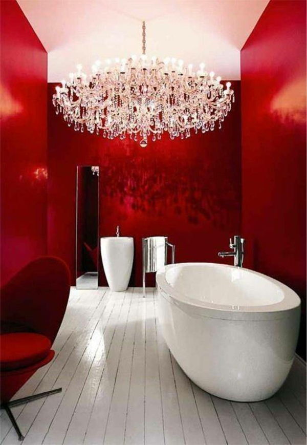 bela parede-cor-vermelho-banheiro-com-uma banheira, lustre de vidro
