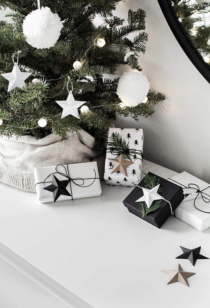 Kalėdų juodos ir baltos spalvos, papuoštos eglių šakomis ir žvaigždėmis